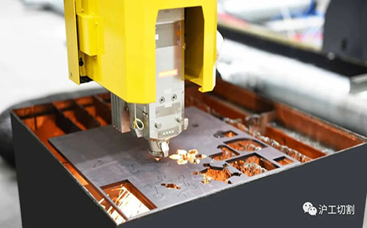 Z6尊龙凯时10米大幅面龙门光纤激光切割机精密圆孔高品质切割