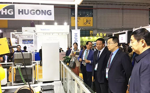 河南省鹤壁市市长光临Z6尊龙凯时意大利CEA展位