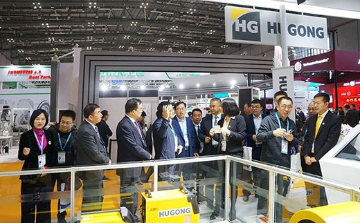 甘肃省天水市常务副市长光临Z6尊龙凯时意大利CEA展位